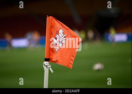 31 octobre 2025 ; Suncorp Stadium, Brisbane, Queensland, Australie : a League Football, Brisbane Roar contre Melbourne City ; Brisbane Roar corner flag et emblème du club Banque D'Images