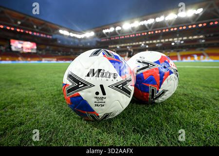 31 octobre 2025 ; Suncorp Stadium, Brisbane, Queensland, Australie : a League Football, Brisbane Roar contre Melbourne City ; A League match Balls sur le terrain avant le match Banque D'Images