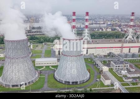 Tours à vapeur en plein essor d'une centrale nucléaire. Banque D'Images