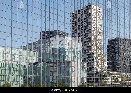 Reflets d'appartements hauts et d'immeubles de bureaux autour de la gare d'Utrecht. Banque D'Images