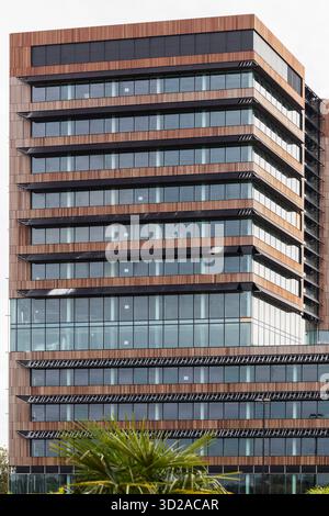 Immeuble de bureaux moderne de grande hauteur dans le parc scientifique d'Utrecht. Banque D'Images