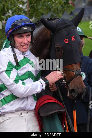 Jockey Jack Kennedy après avoir remporté le Bottlegreen haies avec le cheval Casheldale le premier jour du BetVictor Festival of Racing à Down Royal Racecourse, Lisburn. Date de la photo : vendredi 31 octobre 2025. Banque D'Images