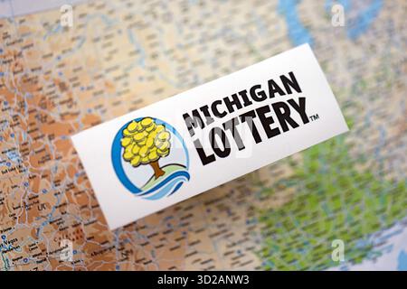 KIEV, UKRAINE - 22 OCTOBRE 2025 Michigan loterie loterie logo de la société de service de loterie sur la carte des États-Unis gros plan Banque D'Images