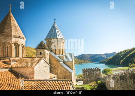 Vue sur le complexe forteresse d'Ananuri avec d'anciennes églises et tours surplombant le réservoir de Zhinvali par un jour ensoleillé d'automne Banque D'Images