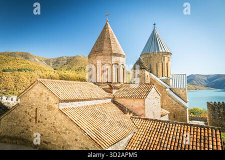 Vue sur le complexe forteresse d'Ananuri avec d'anciennes églises et tours surplombant le réservoir de Zhinvali par un jour ensoleillé d'automne Banque D'Images