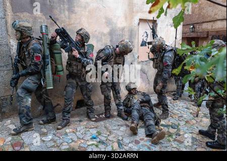 Camp Rafalli Les légionnaires du 2e REP français, régiment de parachutistes ...