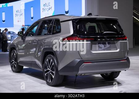 Tokyo, Japon. 30 octobre 2025. Toyota RAV4 HEV exposé au Japan Mobility Show 2025. Le Japan Mobility Show (JMS) 2025, qui s'est tenu du 29 octobre au 3 novembre à Tokyo Big Sight, a marqué une évolution audacieuse du traditionnel salon de l'automobile de Tokyo en une vitrine mondiale de la mobilité de nouvelle génération. Crédit : SOPA images Limited/Alamy Live News Banque D'Images