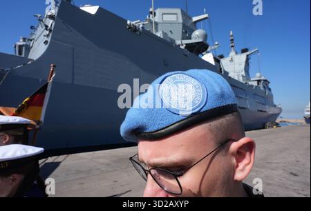 Beyrouth, Liban. 31 octobre 2025. Les membres de l'équipage se tiennent devant la frégate « Saxe-Anhalt », qui surveille la zone maritime au large des côtes libanaises dans le cadre de la mission d'observation des Nations Unies FINUL. Le ministre des Affaires étrangères Wadephul a visité la frégate dans le cadre de son voyage au moyen-Orient. Crédit : Marcus Brandt/dpa/Alamy Live News Banque D'Images