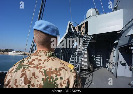 Beyrouth, Liban. 31 octobre 2025. Les membres de l'équipage se tiennent sur le pont de la frégate 'Saxe-Anhalt', qui surveille la zone maritime au large des côtes libanaises dans le cadre de la mission d'observation des Nations Unies FINUL. Le ministre des Affaires étrangères Wadephul a visité la frégate dans le cadre de son voyage au moyen-Orient. Crédit : Marcus Brandt/dpa/Alamy Live News Banque D'Images
