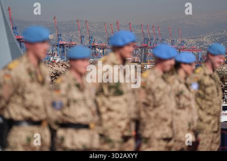 Beyrouth, Liban. 31 octobre 2025. Les membres de l'équipage se tiennent sur le pont de la frégate 'Saxe-Anhalt', qui surveille la zone maritime au large des côtes libanaises dans le cadre de la mission d'observation des Nations Unies FINUL. Le ministre des Affaires étrangères Wadephul a visité la frégate dans le cadre de son voyage au moyen-Orient. Crédit : Marcus Brandt/dpa/Alamy Live News Banque D'Images
