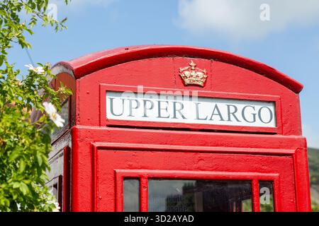 Une cabine téléphonique britannique rouge avec le nom du village, Upper Largo, dessus. Banque D'Images