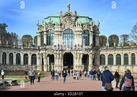 GER Sachsen Dresden Sehenswürdigkeiten Zwinger Blick auf den sanierten Innenhof des Barockgebäudes - Touristen wandeln durch den Zwingerinnenhof - hinten der Wallpavillion 31.10.25 311025 *** GER Saxe Dresde curiosités Zwinger vue de la cour intérieure rénovée du bâtiment baroque touristes se promener dans la cour Zwinger derrière le Pavillon mural 31 10 25 311025 Banque D'Images