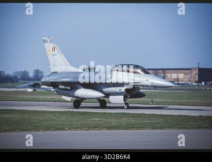 Vintage force aérienne belge General Dynamics F-16 Fighting Falcon avion de combat rapide compact multirôle à réaction à la RAF Waddington en 1996 Banque D'Images