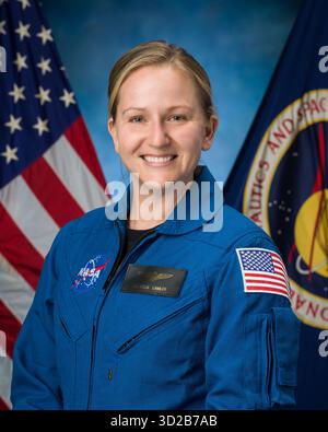 Houston (États-Unis d'Amérique). 16 septembre 2025. La candidate astronaute de la NASA Becky Lawler, portrait officiel portant une combinaison de vol bleue au Johnson Space Center, le 16 septembre 2025 à Houston, Texas. Crédit : Josh Valcarcel/NASA photo/Alamy Live News Banque D'Images