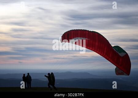 Kozakov, République tchèque. 31 octobre 2025. Les gens regardent le parapente se préparer à décoller de la colline de KozÃkov (100 kilomètres au nord de Prague) un jour d'automne dans le paradis de Bohême, en République tchèque. (Crédit image : © Slavek Ruta/ZUMA Press Wire) USAGE ÉDITORIAL SEULEMENT ! Non destiné à UN USAGE commercial ! Banque D'Images