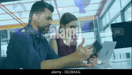 Collaboration de collègues analysant l'engagement des médias sociaux au bureau moderne, avec tablette portable Banque D'Images