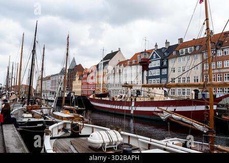 Copenhague, Danemark - 28 septembre 2014 - bâtiments et bateaux colorés en bord de mer au port de nyhavn à copenhague. Banque D'Images