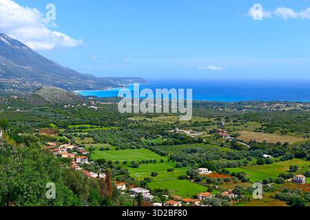 Vue aérienne panoramique sur les champs verdoyants, les oliveraies et la mer Ionienne bleue sur l'île de Céphalonie, Grèce. Banque D'Images