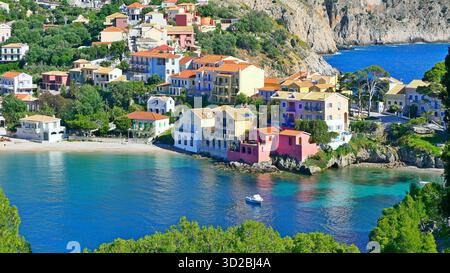 Vue aérienne du pittoresque village coloré d'Assos et crique paisible comprend une plage de sable et de l'eau turquoise sur l'île de Céphalonie Banque D'Images
