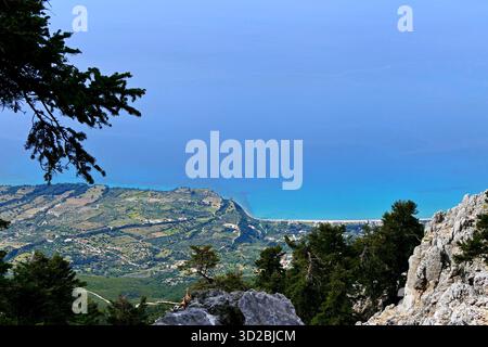Superbe vue panoramique depuis le mont Ainos sur la côte colorée et les eaux turquoises de la mer Ionienne sur l'île de Céphalonie, en Grèce Banque D'Images