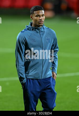 Wrexham, Royaume-Uni. 31 octobre 2025. Milan van Ewijk de Coventry City inspecte le terrain avant le match du Wrexham vs Coventry City Sky Bet Championship au Stok CAE Ras, Wrexham. Le crédit photo devrait se lire : Simon Bellis/Sportimage crédit : Sportimage Ltd/Alamy Live News Banque D'Images