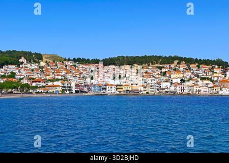 Vue panoramique panoramique panoramique sur la ville côtière de Mytilene avec des façades colorées de maison contre un ciel bleu sans nuages, Lesbos, Grèce Banque D'Images