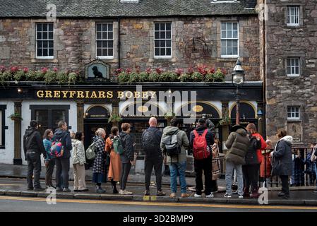 Les touristes se rassemblent devant la statue de Greyfriars Bobby devant le pub du même nom sur le pont George IV, Édimbourg, Écosse, Royaume-Uni. Banque D'Images