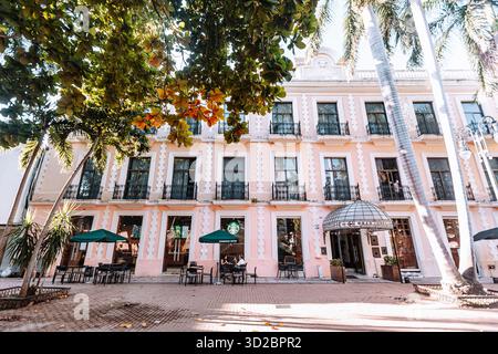 Merida, Yucatan, Mexique, grand bâtiment avec un Starbucks à l'avant. Le bâtiment a beaucoup de fenêtres et un auvent vert Banque D'Images