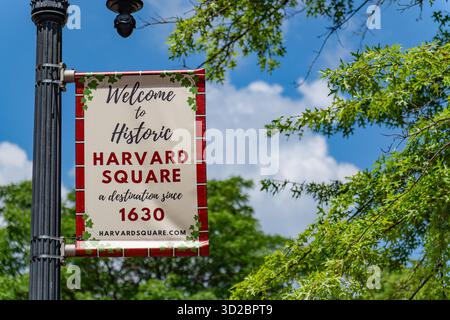 Cambridge, ma, États-Unis- 15 juillet 2025 : un panneau accueillant les visiteurs à « Historic Harvard Square, une destination depuis 1630 » près de l'Université Harvard. Banque D'Images