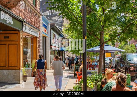 Cambridge, ma, États-Unis-15 juillet 2025 : les piétons marchent par une journée d'été ensoleillée sur le trottoir animé Harvard Square. Banque D'Images