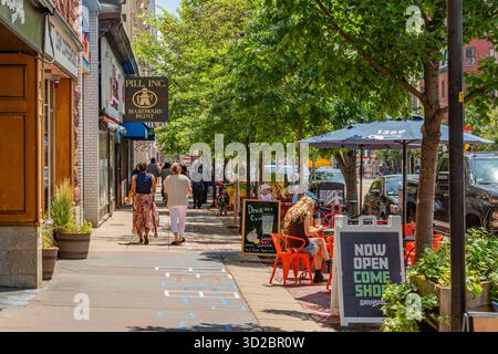 Cambridge, ma, États-Unis-15 juillet 2025 : les piétons marchent par une journée d'été ensoleillée sur le trottoir animé Harvard Square. Banque D'Images