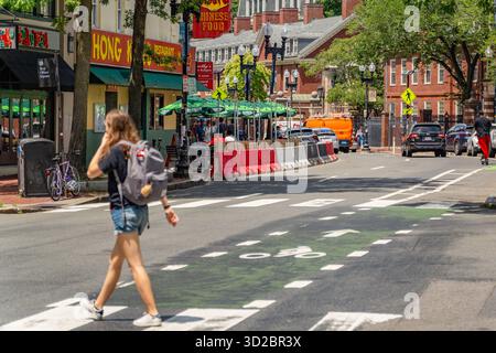 Cambridge, ma, États-Unis-15 juillet 2025 : les piétons marchent par une journée d'été ensoleillée sur le trottoir animé Harvard Square. Banque D'Images