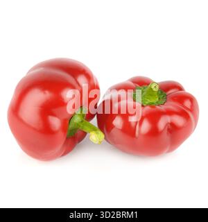 Deux poivrons rouges brillants et de couleurs vives (probablement des variétés de pimento ou de cloches de cerise) sont isolés sur un fond blanc propre Banque D'Images