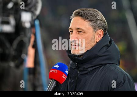 Augsburg, Deutschland. 31 octobre 2025. AUGSBOURG, ALLEMAGNE - OCTOBRE 31 : Niko KOVAC Headcoach Borussia Dortmund, interview, Sky, Happy, avant le match de bundesliga entre FC Augsburg vs Borussia Dortmund le jour 9 à la WWK Arena le 31 octobre 2025 à Augsbourg, Allemagne/DFL RÈGLEMENTATIONS INTERDISENT TOUTE UTILISATION DE PHOTOGRAPHIES COMME SÉQUENCES D'IMAGES ET/OU QUASI-VIDÉO/dpa/Alamy Live News Banque D'Images