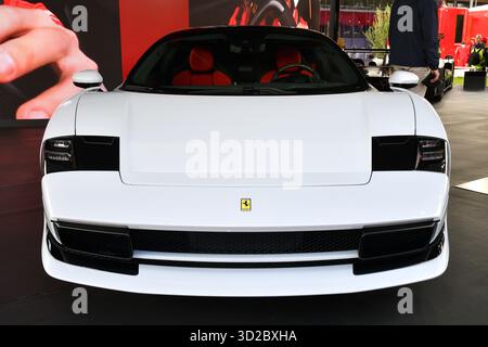 Scarperia, Italie - 24 octobre 2025 : Ferrari SC40 exposée lors des Ferrari World finals 2025 au Mugello circuit en Italie. Banque D'Images