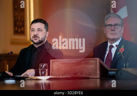 Londres, Royaume-Uni, 24 octobre 2025. Le président ukrainien Volodymyr Zelensky et le premier ministre britannique Keir Starmer lors d'une réunion avec la Coalition des volontaires sur la situation en Ukraine. Bart Maat/Alamy Live News pays-bas Out - belgique Out Banque D'Images