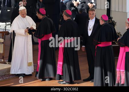 Rome, Italie. 26 octobre 2025. Le pape Léon XIV salue les cardinaux et les évêques après l'audience. Le pape Léon XIV préside la rencontre avec les enseignants, les professeurs et les éducateurs pour le Jubilé du monde éducatif à la place Pierre. (Crédit image : © Marco Iacobucci/SOPA images via ZUMA Press Wire) USAGE ÉDITORIAL SEULEMENT ! Non destiné à UN USAGE commercial ! Banque D'Images