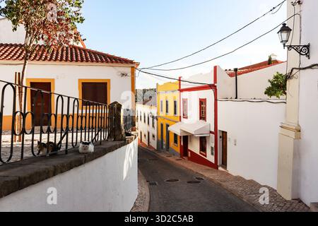 Vue sur la vieille ville de Silves avec des bâtiments historiques, la vieille cathédrale et le Castelo de Silves, région de Portimao, Algarve Portugal Banque D'Images