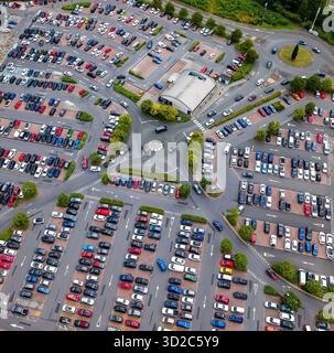 Parking bondé dans un parc commercial ou un centre commercial vu d'en haut Banque D'Images