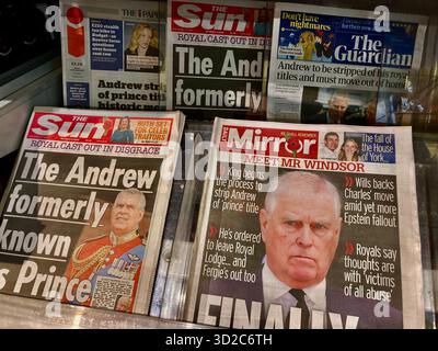 Le roi Charles III retire les titres de prince et les honneurs d'André , qui dominait la page d'accueil des journaux britanniques Banque D'Images
