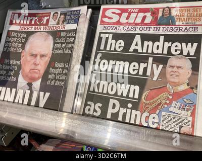 Le roi Charles III retire les titres de prince et les honneurs d'André , qui dominait la page d'accueil des journaux britanniques Banque D'Images