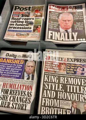 Le roi Charles III retire les titres de prince et les honneurs d'André , qui dominait la page d'accueil des journaux britanniques Banque D'Images