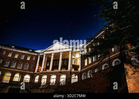 Bâtiment 17, Harry Lee Hall, se prélasse dans les étoiles sur la base du corps des Marines Quantico, Virginie, Oct. 3, 2025. Aujourd'hui, le bâtiment est un monument chargé d'histoire qui détient une valeur historique pour le corps des Marines. Mais il y a un autre côté à Harry Lee Hall qui abrite quelque chose de plus paranormal. (Photo du corps des Marines des États-Unis par le Cpl Braydon Rogers) Banque D'Images