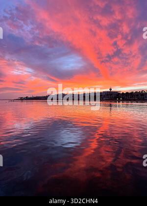 Superbe magnifique coucher de soleil rouge violet sur la mer Rouge à la station balnéaire de Sharm El Sheikh dans le Sinaï, Egypte Banque D'Images