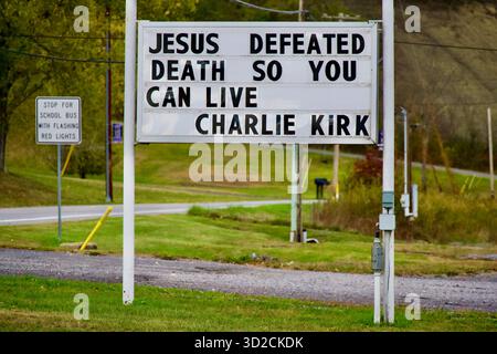 Hyndman, Pennsylvanie, États-Unis - 20 octobre 2025 : un panneau au Tri-State Ministry Center met en lumière une citation du fondateur de Turning point USA Charlie Kirk. Banque D'Images