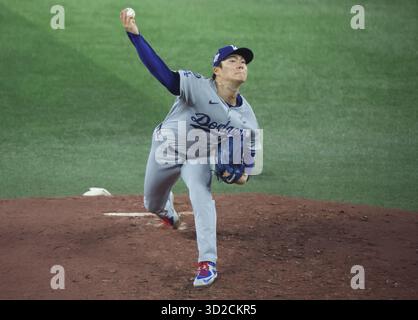 Yoshinobu Yamamoto (18 ans), lanceur de départ des Dodgers de Los Angeles, lance en troisième manche contre les Blue Jays de Toronto lors du sixième match de la série mondiale de la MLB au Rogers Centre à Toronto, Canada, le vendredi 31 octobre 2025. Photo de Aaron Josefczyk/UPI Banque D'Images