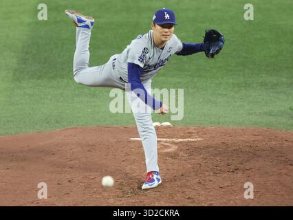 Yoshinobu Yamamoto (18 ans), lanceur de départ des Dodgers de Los Angeles, lance en troisième manche contre les Blue Jays de Toronto lors du sixième match de la série mondiale de la MLB au Rogers Centre à Toronto, Canada, le vendredi 31 octobre 2025. Photo de Aaron Josefczyk/UPI Banque D'Images