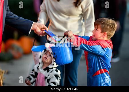Le président Donald Trump et la première dame Melania Trump participent à un événement d’Halloween sur la pelouse sud de la Maison Blanche, le jeudi 30 octobre 2025. (Photo officielle de la Maison Blanche par Daniel Torok) Banque D'Images