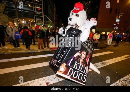 New York, États-Unis. 31 octobre 2025. Les gens vêtus de costumes participent à la parade annuelle d'Halloween de Greenwich Village défilant sur la 6e Avenue à New York. Costume fait référence à Kristi Noem, secrétaire à la sécurité intérieure des États-Unis, qui a tué son chien en 2004, Credit : Enrique Shore/Alamy Live News Banque D'Images