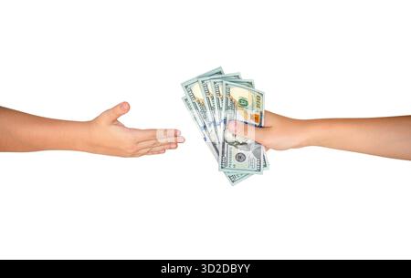 Homme donnant des billets de banque en dollars à une femme. Main de femme tenant une bourre de billets de cent dollars en espèces le transmettant à une autre personne. Argent, espèces. Remise Banque D'Images